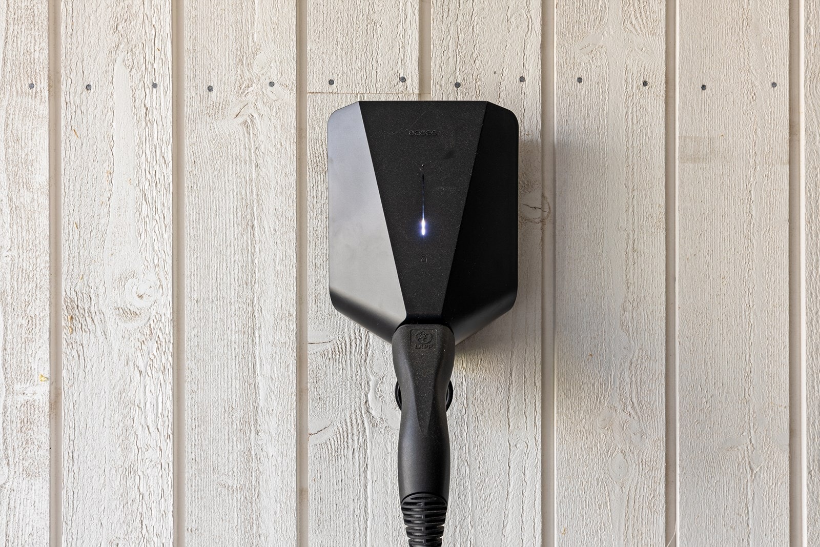 Det er montert el-billader i carporten. Galleribilde