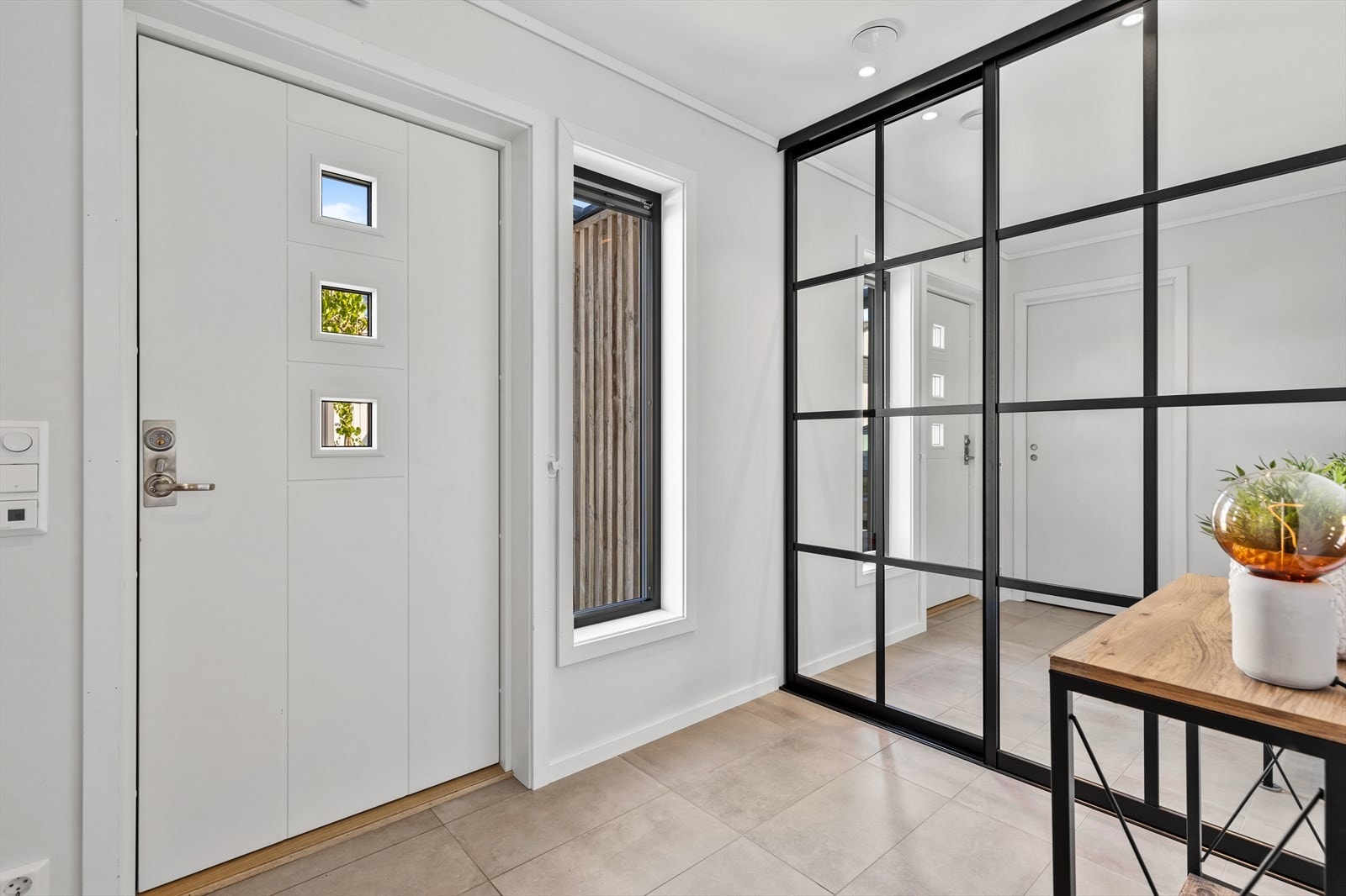 I entréen er det et stort garderobeskap for oppbevaring av yttertøy. Galleribilde