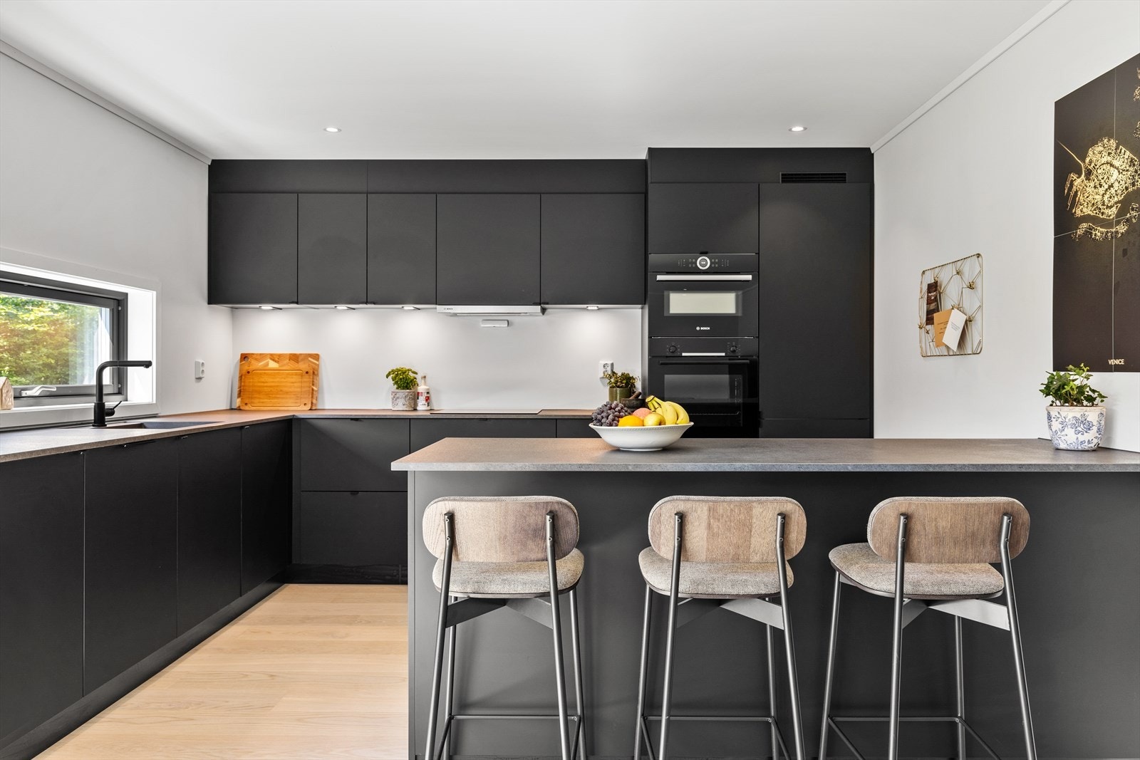 Kjøkkenøyen skaper et sosialt rom, hvor man kan lage mat sammen. Galleribilde