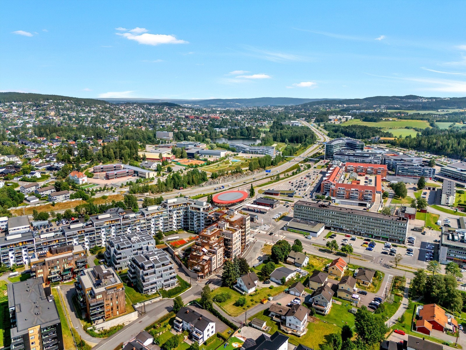 Her bor du i gangavstand til både skole, barnehage, butikker og kollektivtransport, med gode buss- og togforbindelser til Oslo sentrum. Galleribilde