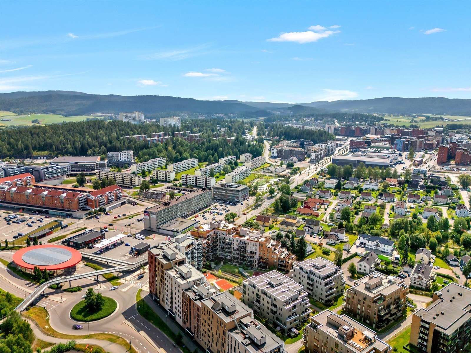 Området byr på flotte turområder, lekeplasser og rekreasjonsmuligheter, samtidig som det er kort vei til både Metro kjøpesenter og andre servicetilbud. Galleribilde