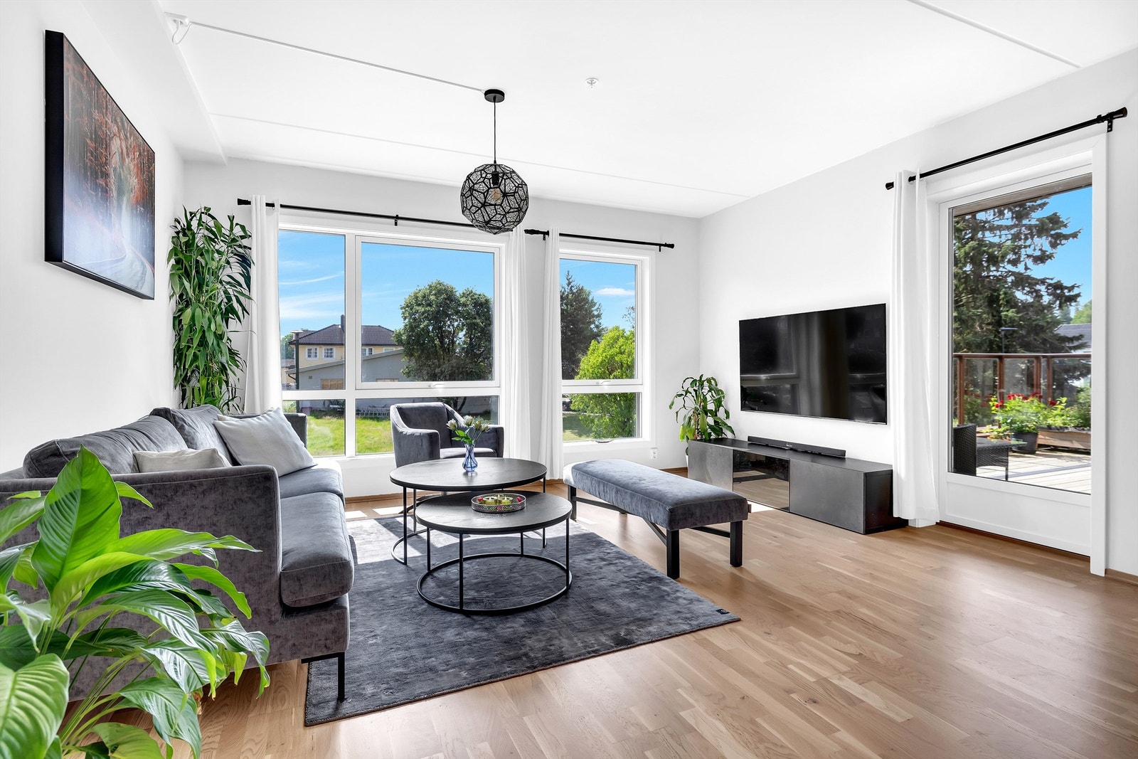 Fra stuen er det direkte utgang til en terrasse hvor du kan nyte solfylte dager. Galleribilde