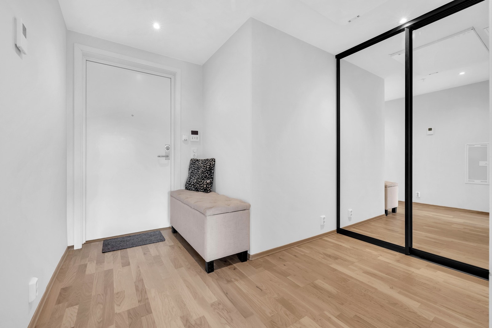 Du ønskes velkommen inn i boligen i en lys entré, hvor det plass til ulike oppbevaringsløsninger for å henge fra seg ytterklær og sette fra seg sko i blant annet tilliggende bod. Galleribilde