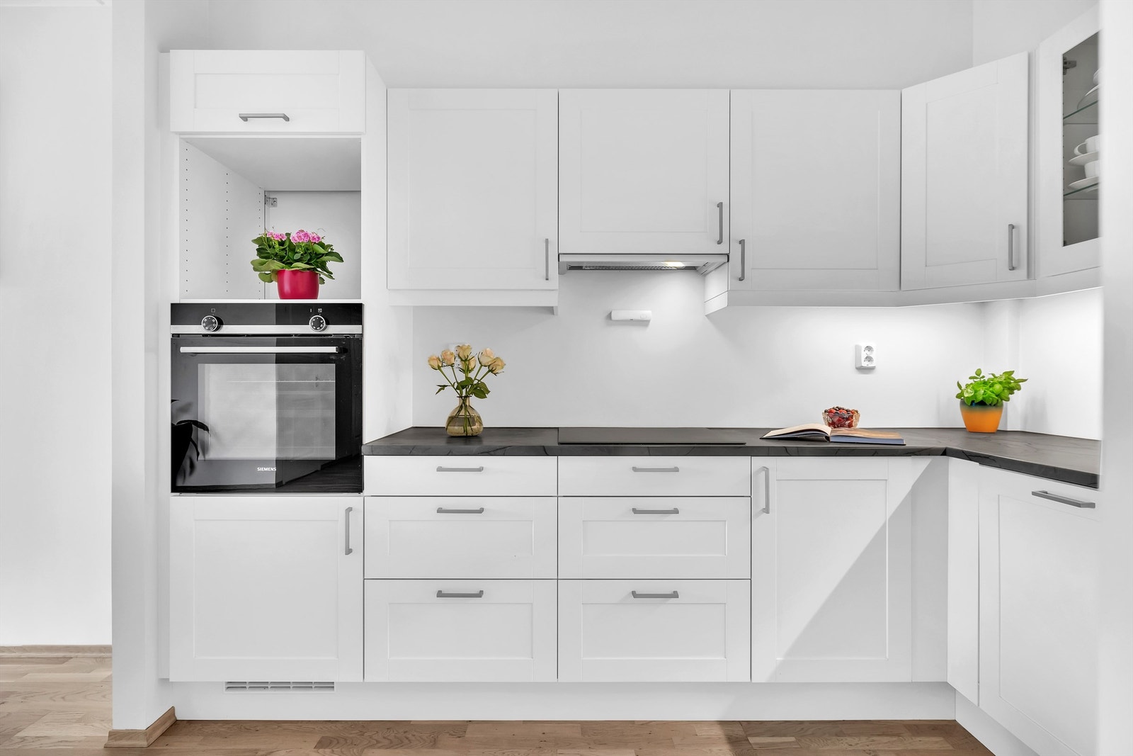 Kjøkkeninnredning fra byggeår med profilerte fronter. Galleribilde