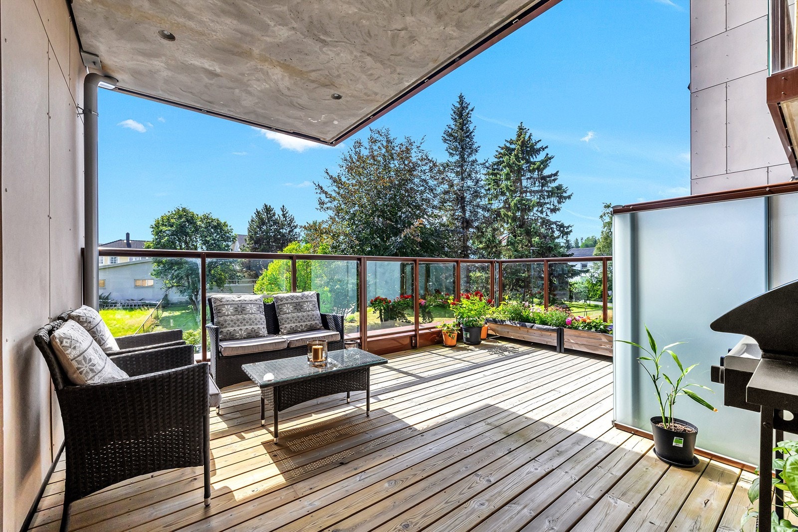 Dirkete fra stuen er det en privat terrasse på 16 kvm. Galleribilde