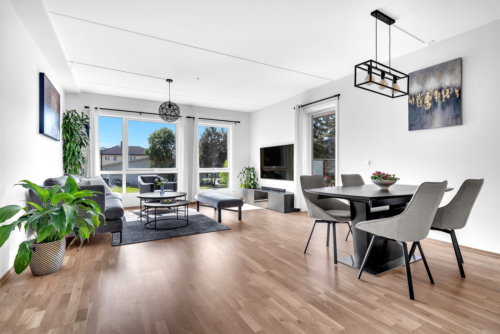 Eiendomsmegler Krogsveen v/ Madeleine Johnsen Thune har gleden av å ønske velkommen til Ragnhilds vei 1C! Galleribilde