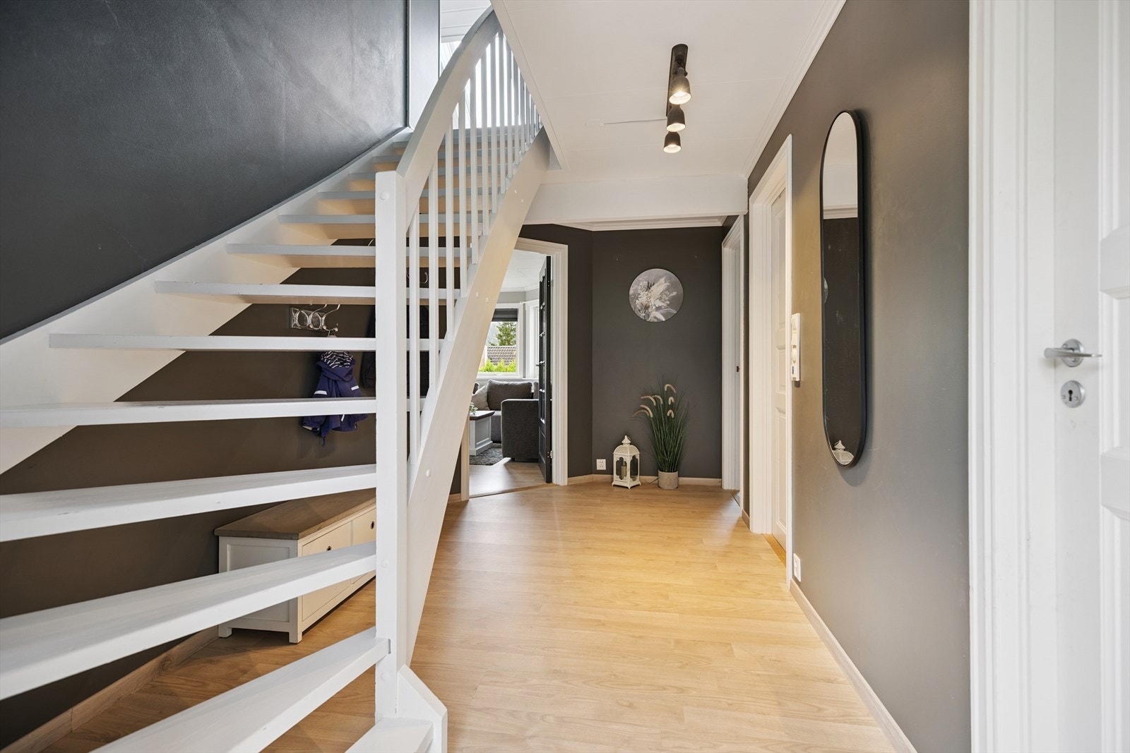 Overflatene er malt opp i fine farger, noe som gjør at du får et godt inntrykk av boligen. Galleribilde