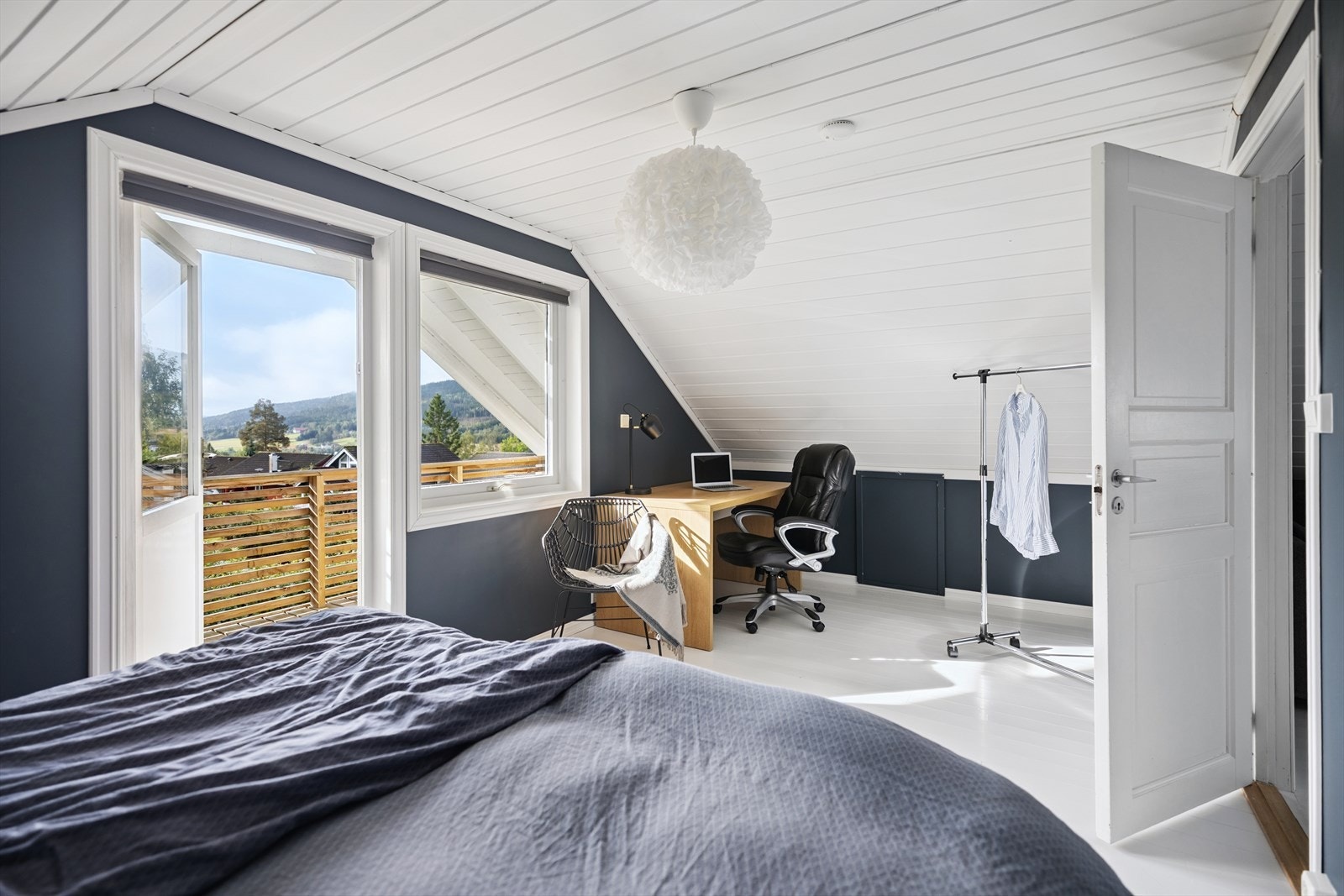 To av soverommene er plassert i 2.etasje. Her har du utgang til en hyggelig balkong. Galleribilde