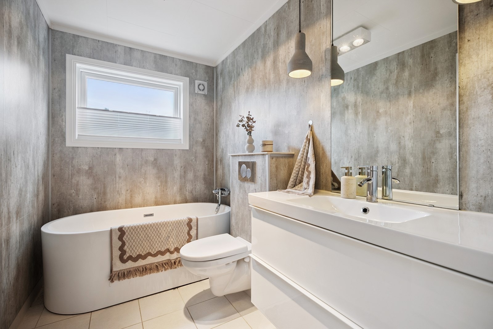 Huset har to baderom. Dette ligger i 1.etasje og er innredet med badekar. Galleribilde