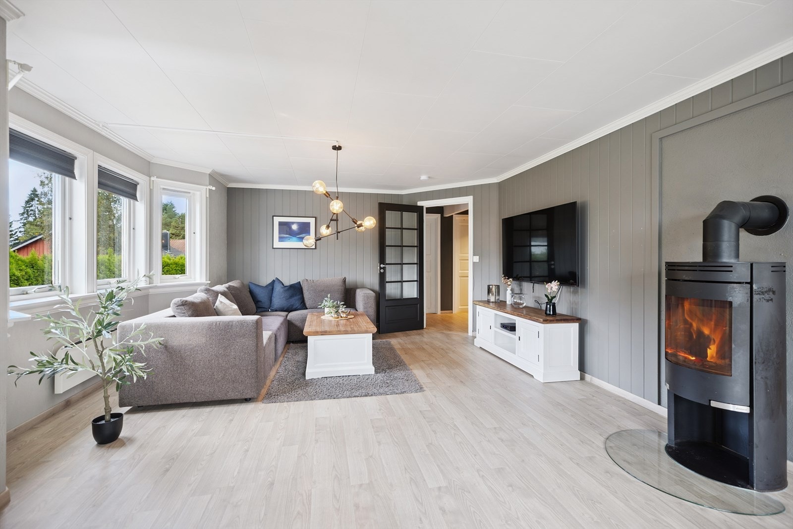 Stuen er av god størrelse, så her kan du møblere med det du måtte ønske. Galleribilde