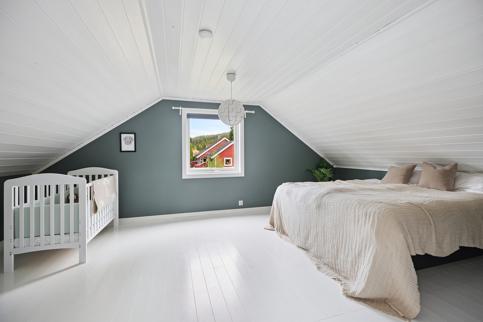 Dette soverommet er romslig, så her er det gode møbleringsmuligheter. Galleribilde