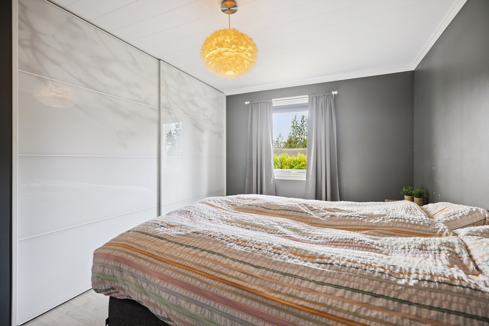 En stor skyvedørsgarderobe med walk-in-closet i bakkant. Galleribilde