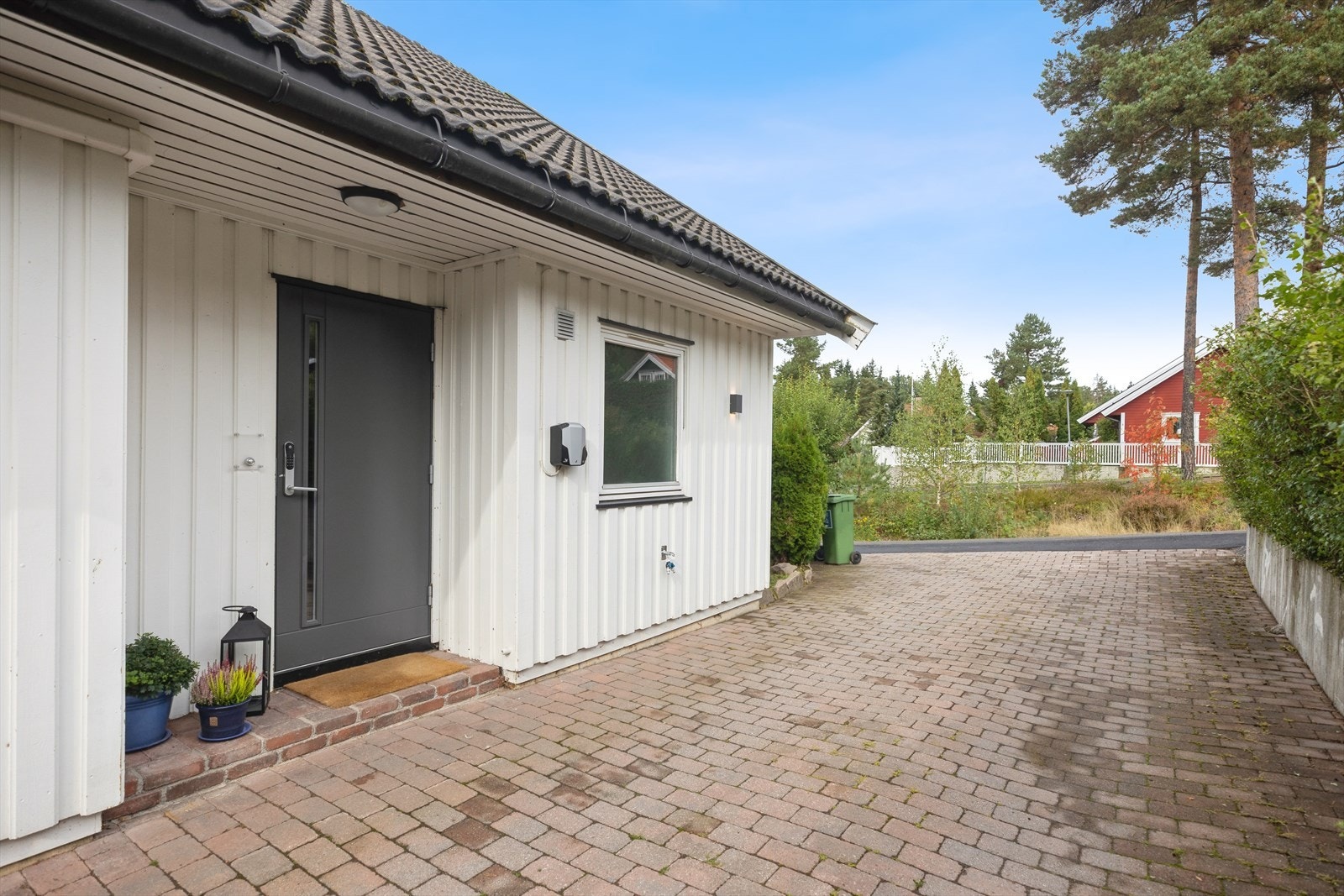 Her har du gode parkeringsmuligheter med plass til 3 biler. Lader for EL-bil. Galleribilde