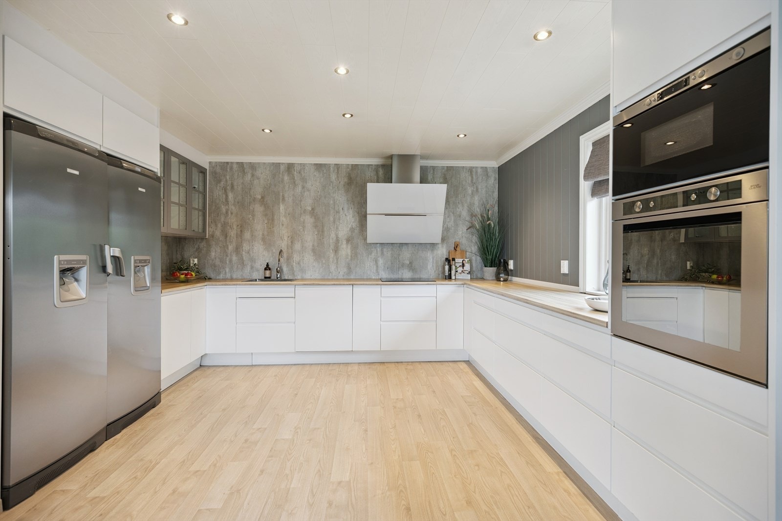 Et stor og pent kjøkken med massevis av skapplass. Galleribilde