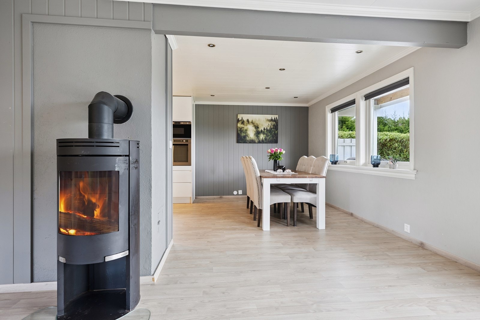 Vedovnen har en smart plassering i rommet og sørger for god varme i vinterhalvåret. Galleribilde