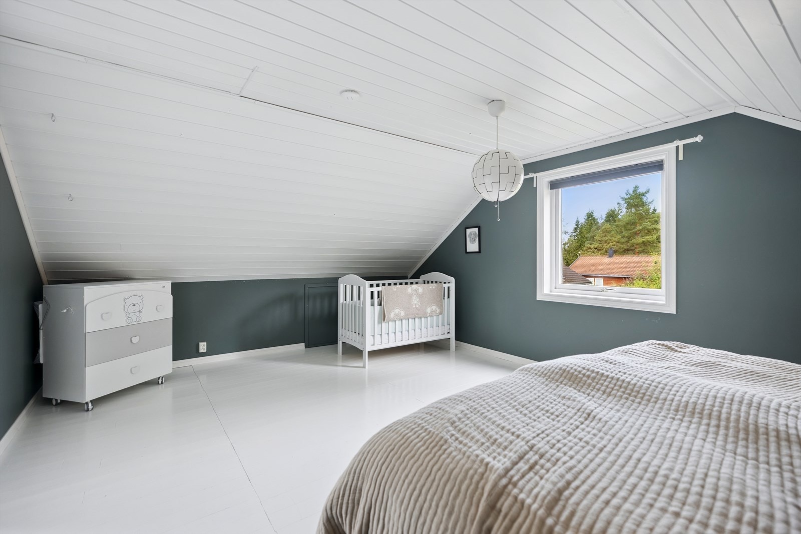 Alle rommene er malt i lune farger. Galleribilde