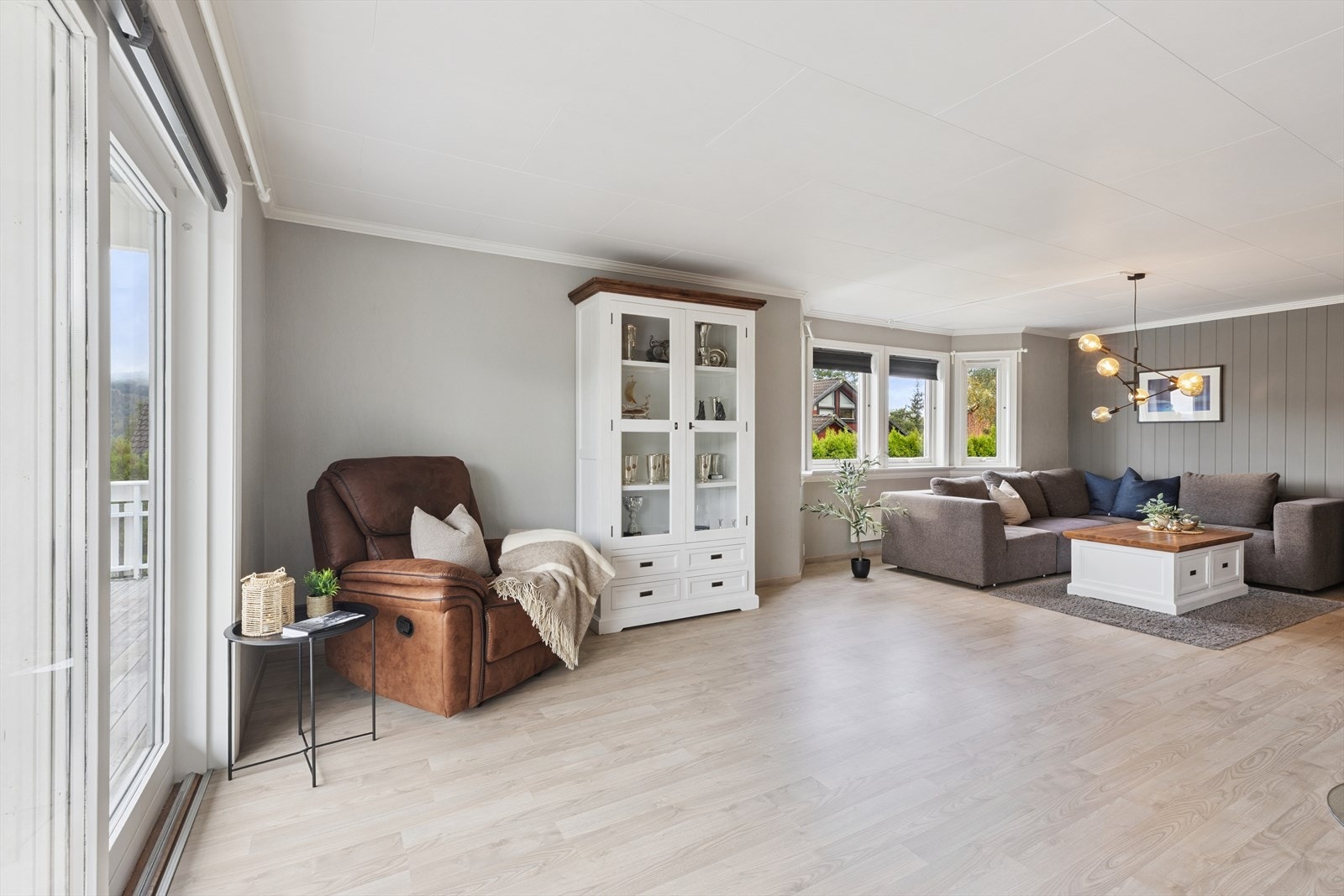 Store vindusflater sørger for gode lysforhold. Galleribilde