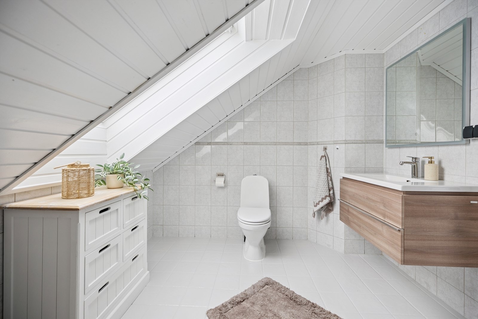 I 2.etasje er det et lyst og pent baderom. Flislagt med varme i gulv. Galleribilde