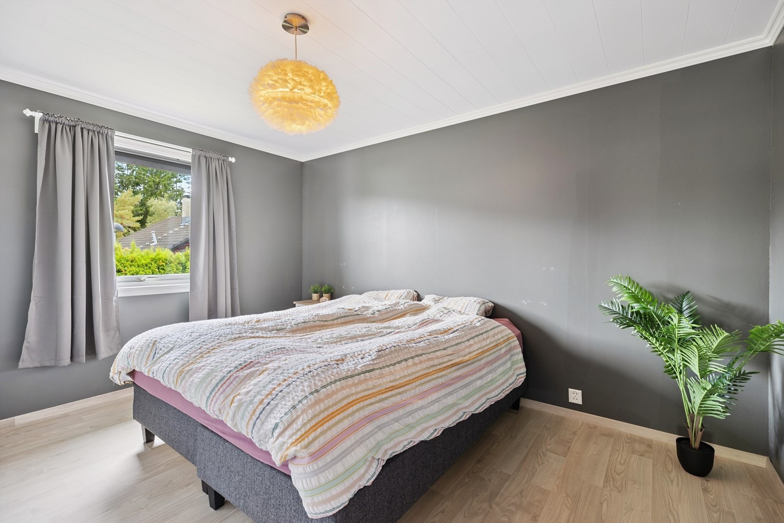 Huset har tre soverom. Dette ligger i 1.etasje. Galleribilde