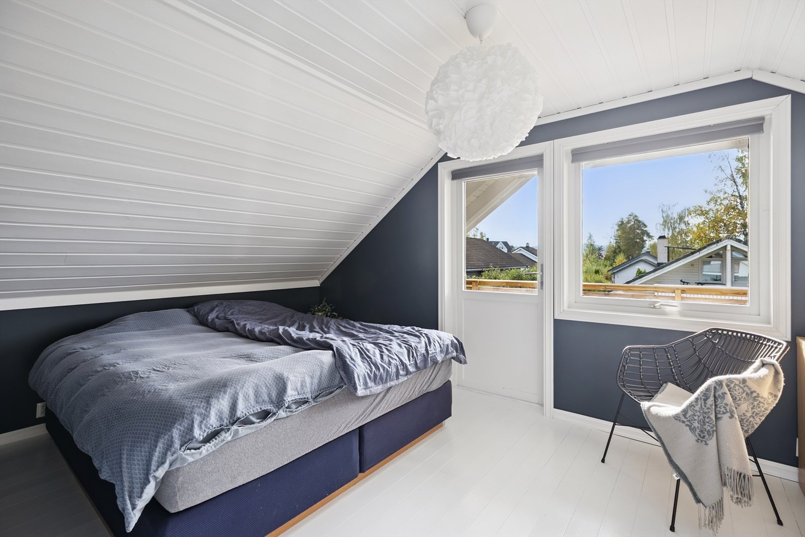Fra dette soverommet er det utgang til balkong. Galleribilde