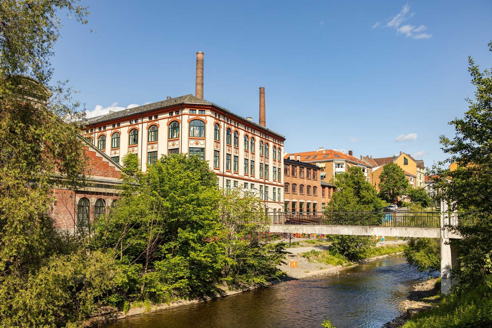 Fine turmuligheter med Akerselva rett utenfor leiligheten! Det er også nærhet til flotte park- og friområder som blant annet Olaf Ryes Plass, Birkelunden, Sofienbergparken, Kubaparken og Grünerhagen. Galleribilde