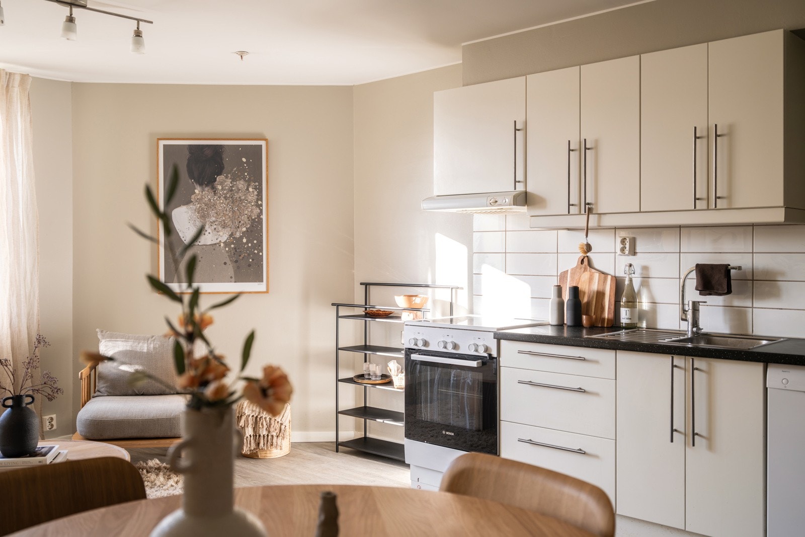 God og moderne standard med enstavs laminat fra 2018 på gulv, vannbåren gulvvarme, skjult elektrisk anlegg og glatte overflater malt i en innbydende farge i 2018. Galleribilde