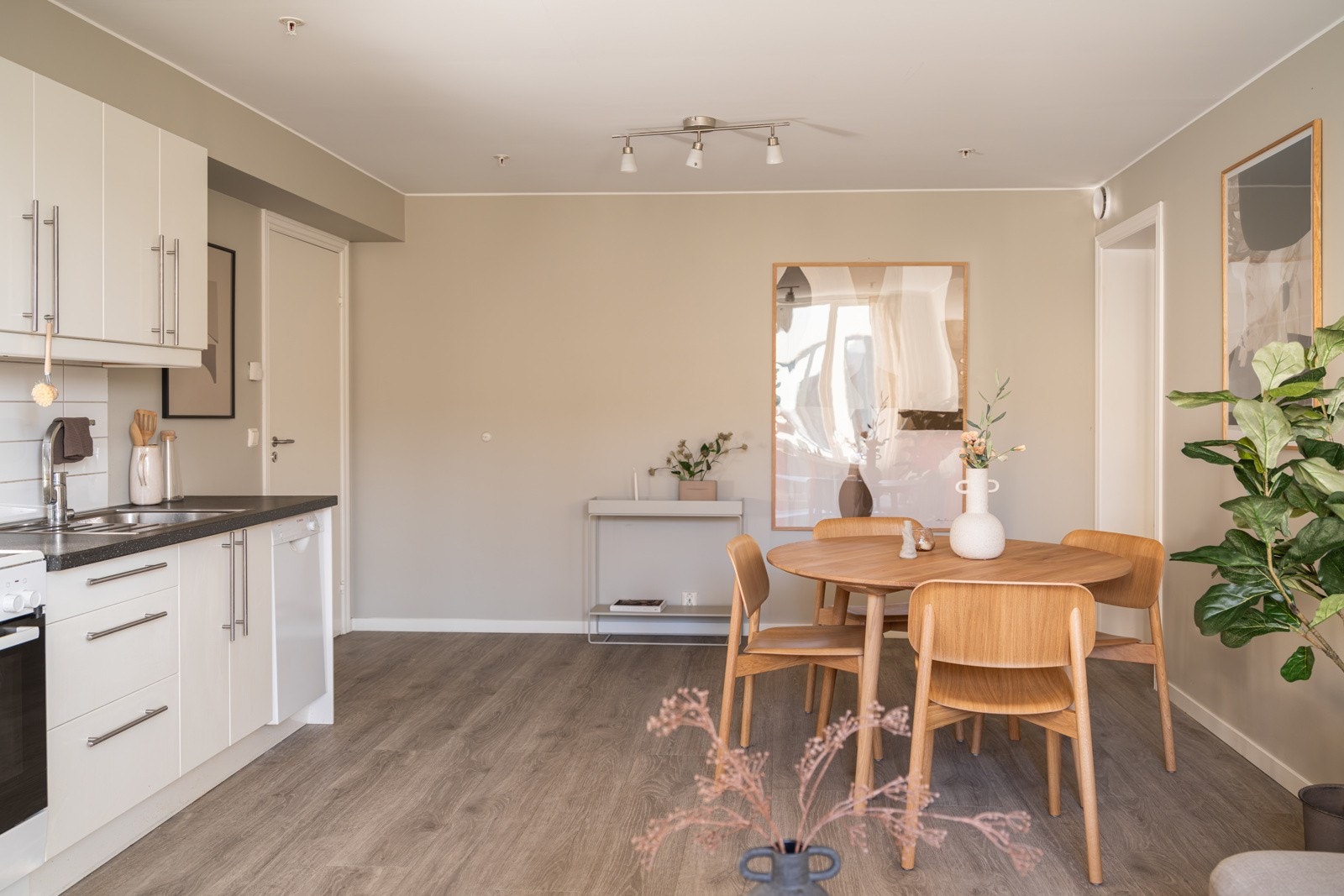 Kjøkkenet er utstyrt med medfølgende hvitevarer som komfyr og oppvaskmaskin. Det er ventilator i overskap med avtrekk via sentralt avtrekksanlegg i bygget. Alle hvitevarer medfølger i handelen. Galleribilde