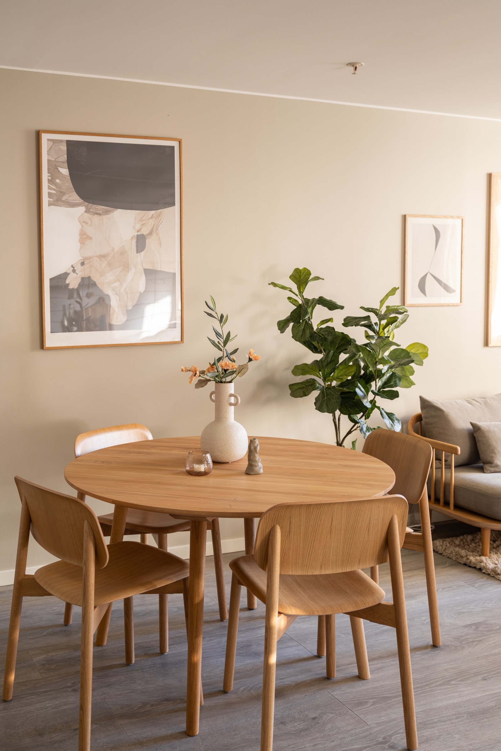 Leiligheten holdes god og lun på vinterstid med vannbåren gulvvarme tilknyttet bergvarme. Både oppvarming, varmtvann og bredbånd er inkludert i felleskostnadene. Galleribilde