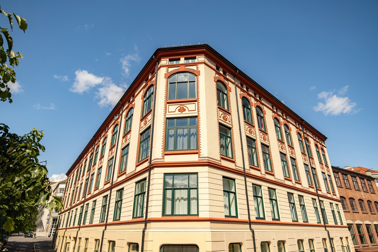 Leiligheten ligger i et flott historisk bygg fra 1890. Fra 1918 ble lagerbygningen i sin helhet tatt i bruk som tobakksfabrikk. Galleribilde