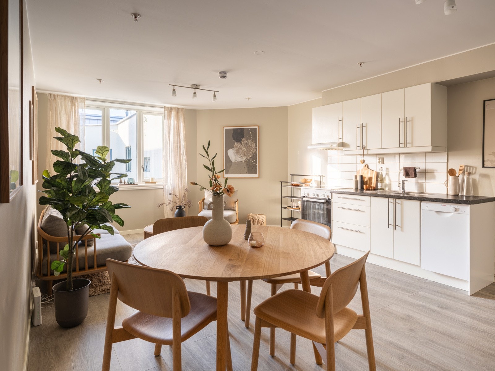 Leiligheten som ligger i byggets 5. etasje med heis, vender i sin helhet mot rolig bakgård og har en god planløsning med sosialt oppholdsrom, soverom med garderoberom, baderom og innvendig bod. Galleribilde