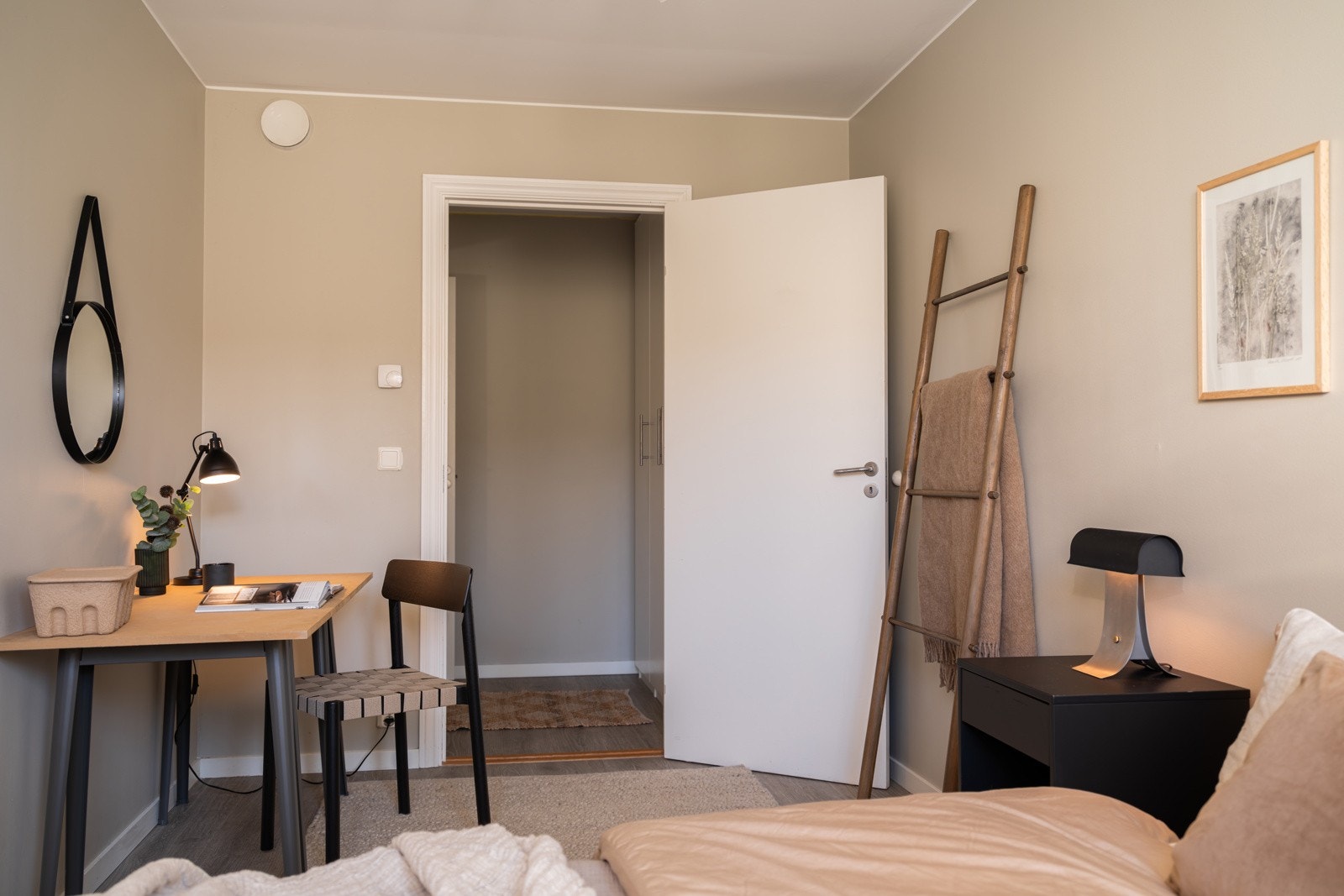 Den gode størrelsen gir plass til dobbeltseng med tilhørende nattbord, samt en kontorpult eller kommoder. Galleribilde