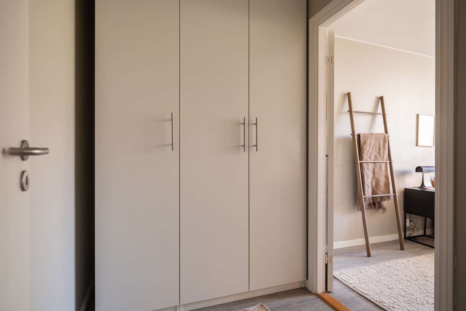 Fra stuen kommer du inn i en mellomgang med videre adkomst til soverommet. I gangen er det god oppbevaringsplass i medfølgende garderobeskap. Galleribilde