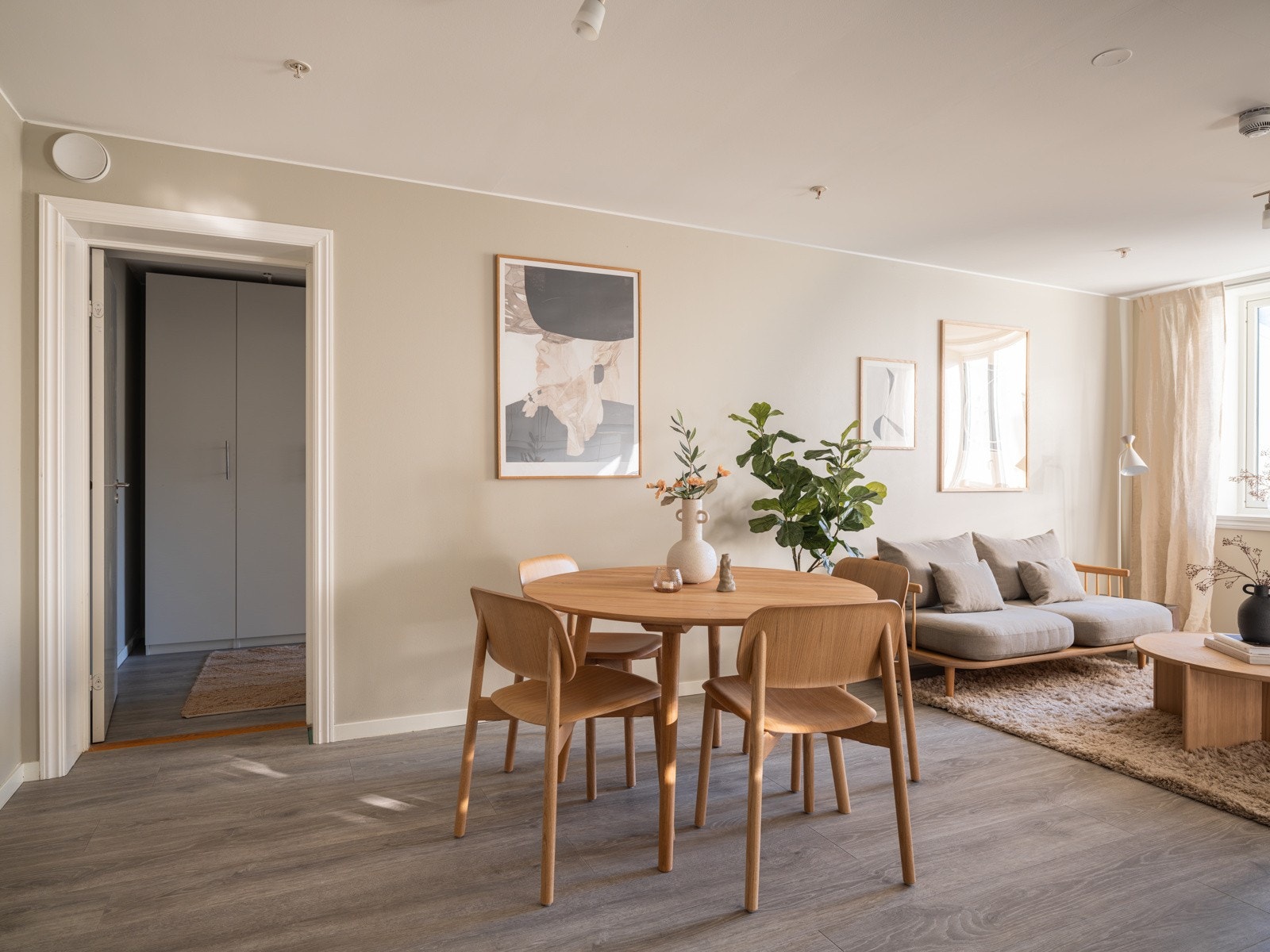 Stuen er romslig med god plass til sofagruppe med salongbord, tv-benk, spisebord og annet ønskelig møblement. Galleribilde