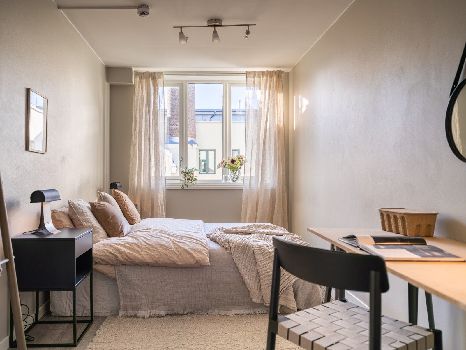 Videre kommer du inn til et lyst og fint soverom av god størrelse. God og moderne standard med enstavs laminat fra 2018 på gulv, vannbåren gulvvarme, skjult elektrisk anlegg og glatte overflater malt i 2018. Galleribilde