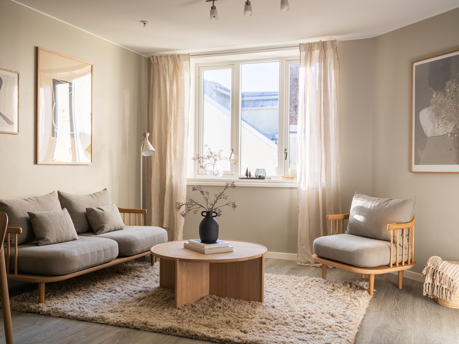 Beliggenheten i byggets 5. etasje med stor vindusflate sørger for rikelig med naturlig lys. Vinduene i leiligheten har 3-lags isolerglass og vender ut mot rolig bakgård uten biltrafikk. Galleribilde