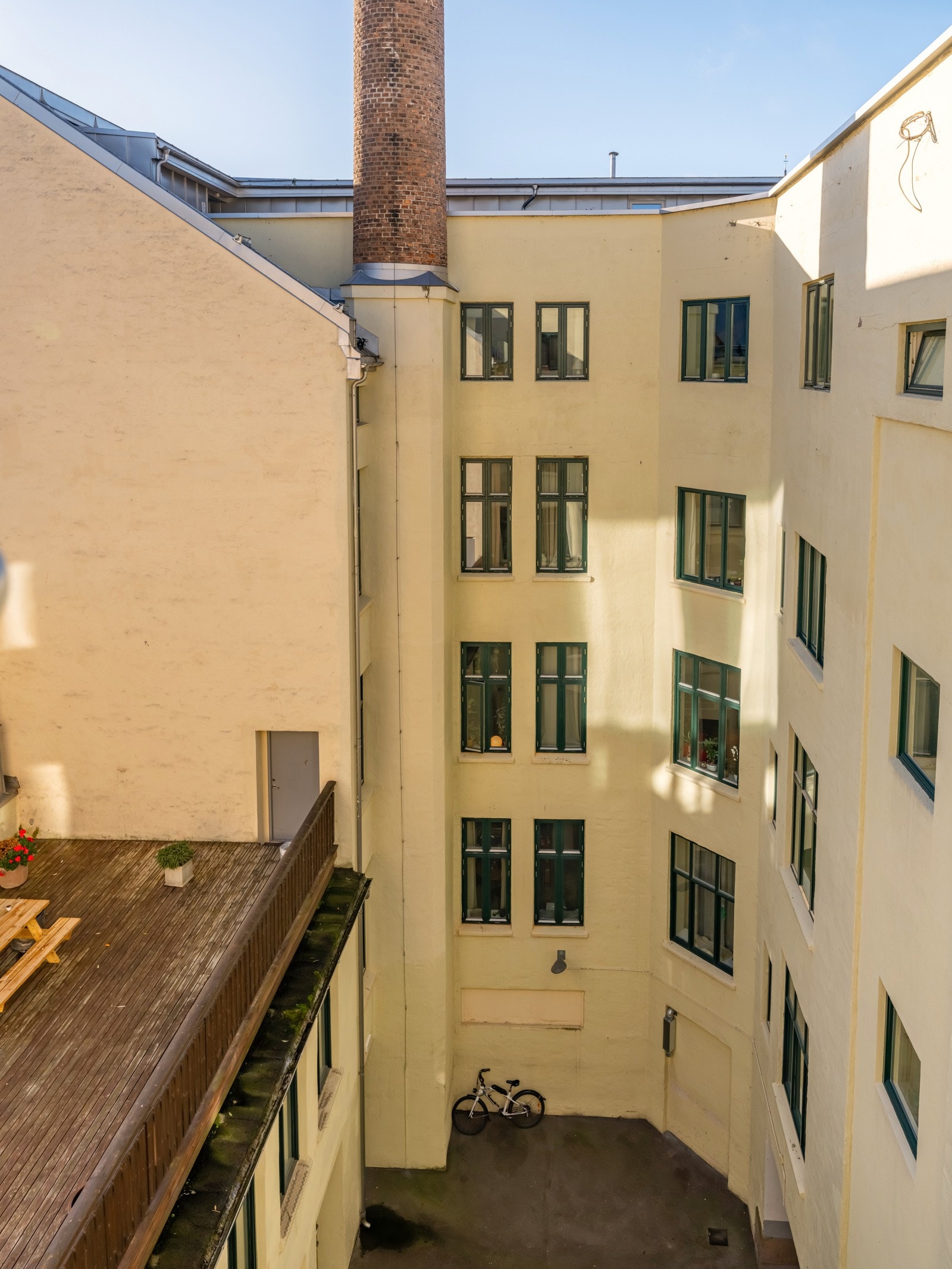 Hele leiligheten vender mot rolig bakgård uten biltrafikk. Galleribilde