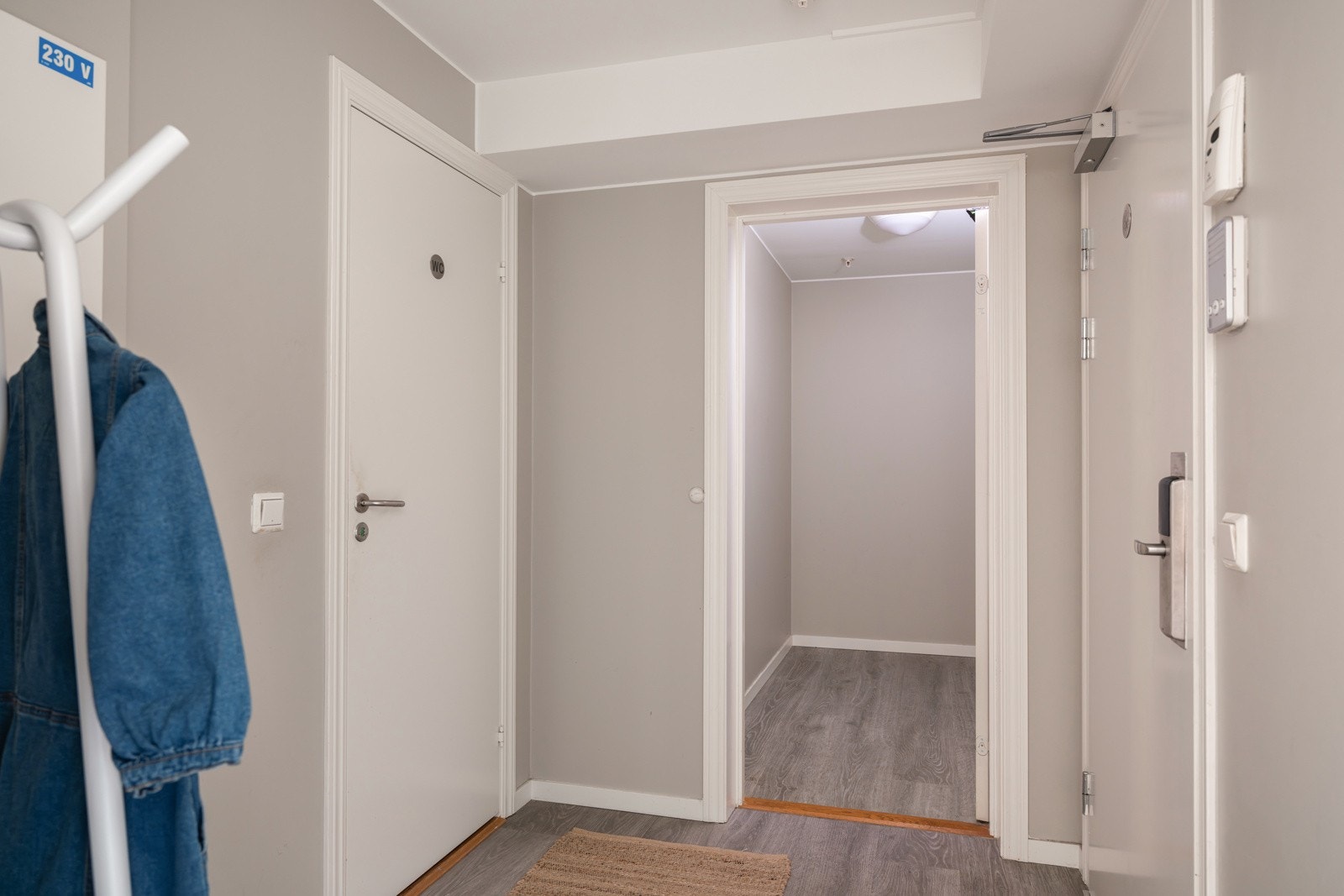 Når du entrer leiligheten, kommer du inn i en lys og praktisk entré med plass til sko og oppheng av yttertøy. Montert porttelefon og sikringsskap med automatsikringer på vegg. Galleribilde