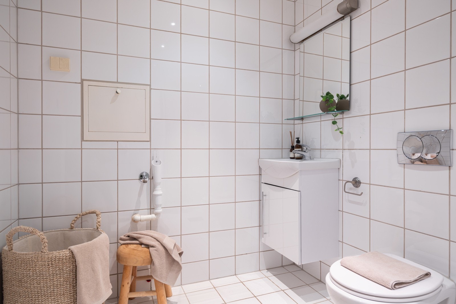 I hjørnet er det plass og opplegg for vaskemaskin, samt tørketrommel over om ønskelig. Galleribilde