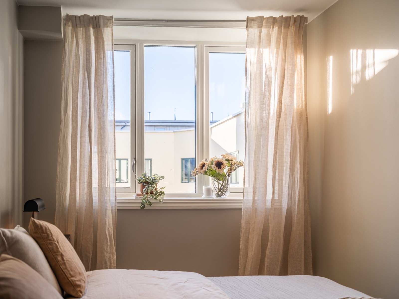 Soverommet har stor vindusflate som vender ut mot rolig bakgård uten biltrafikk. Det er også fine brede vinduskarmer som er perfekte for planter og dekor. Galleribilde