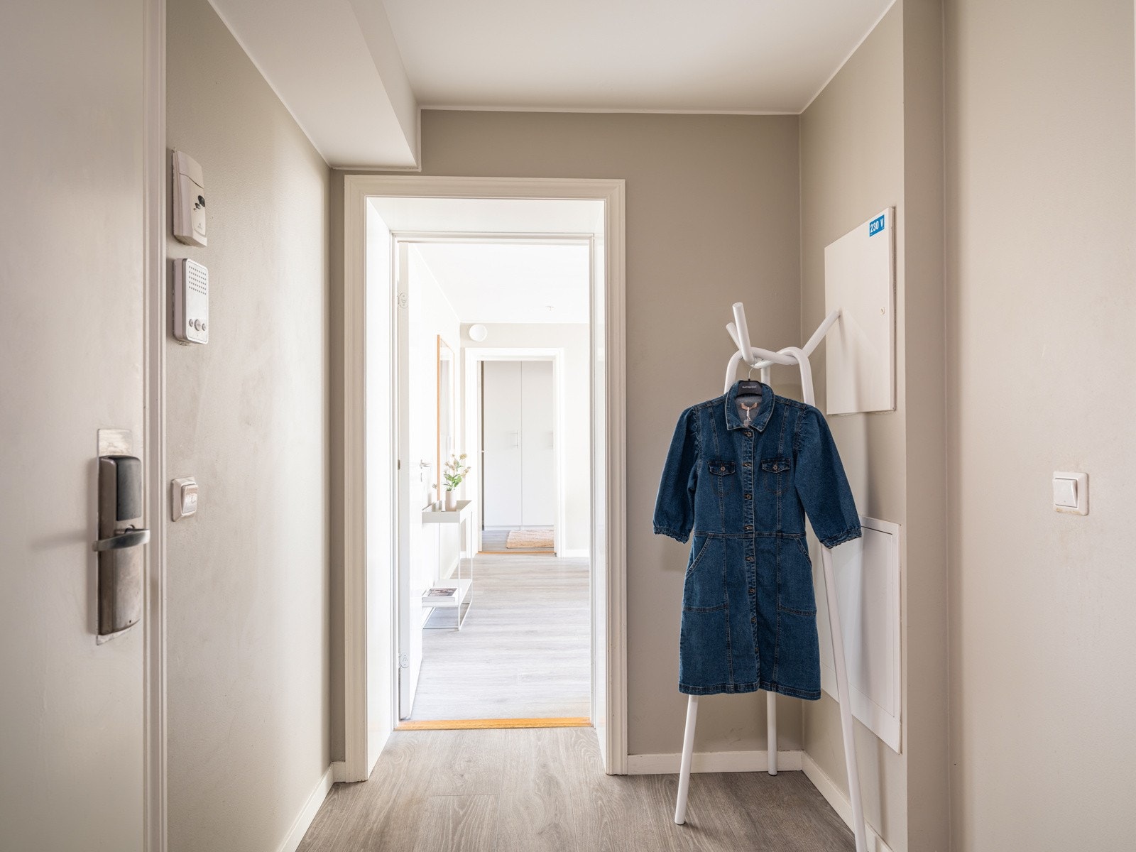 Entréen har god og moderne standard med enstavs laminat fra 2018 på gulv, vannbåren gulvvarme, skjult elektrisk anlegg og glatte overflater malt i en lys og tidløs farge i 2018. Galleribilde