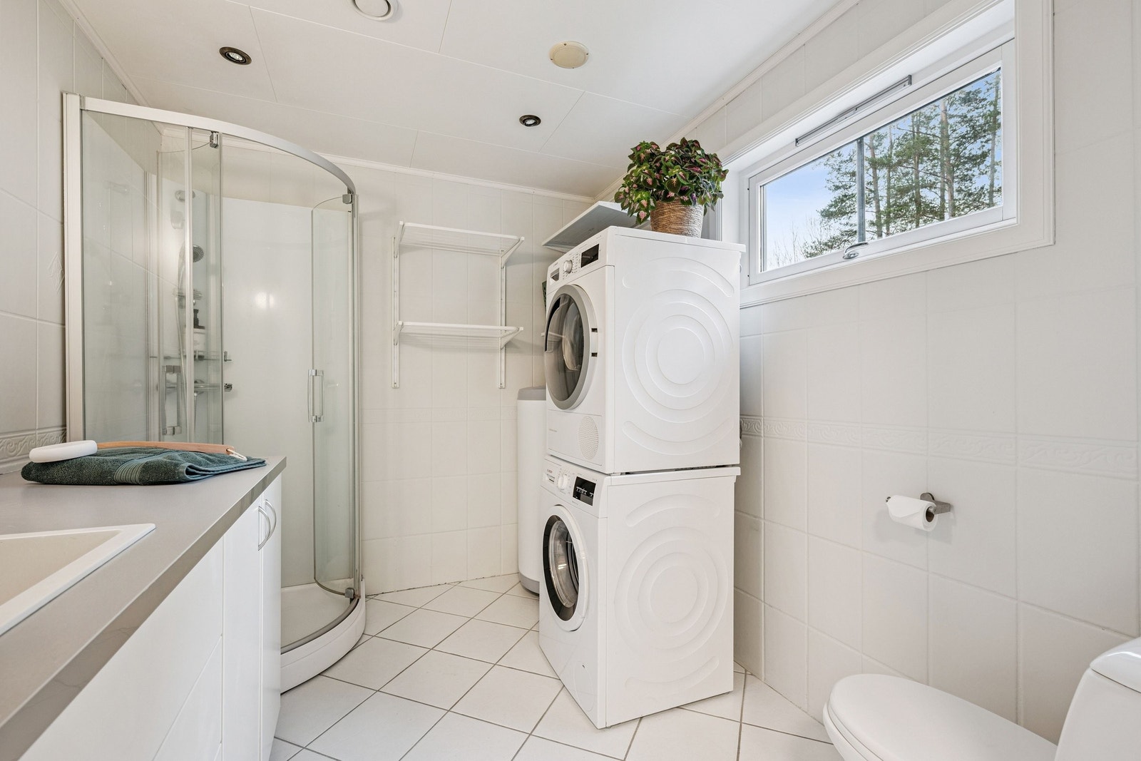 Praktisk kombinert bad og vaskerom rett ved inngangspartiet. Galleribilde