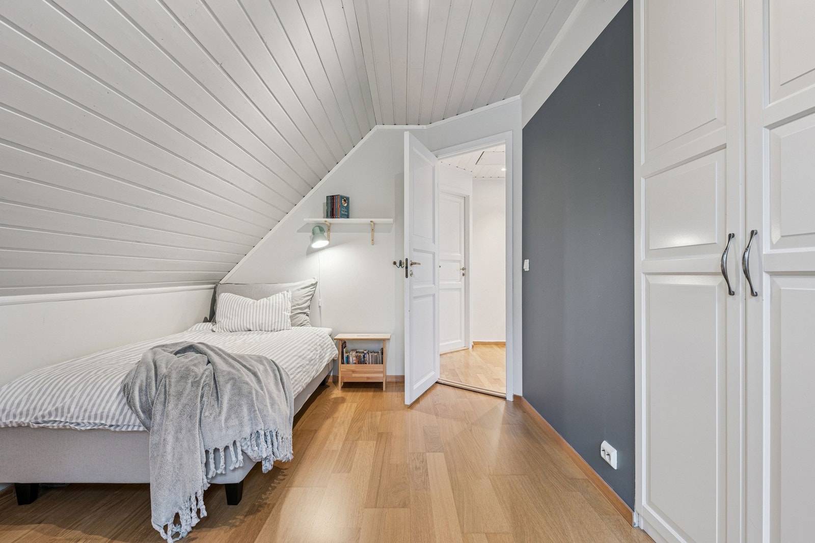 Soverom 2 er lyst og romslig. Galleribilde