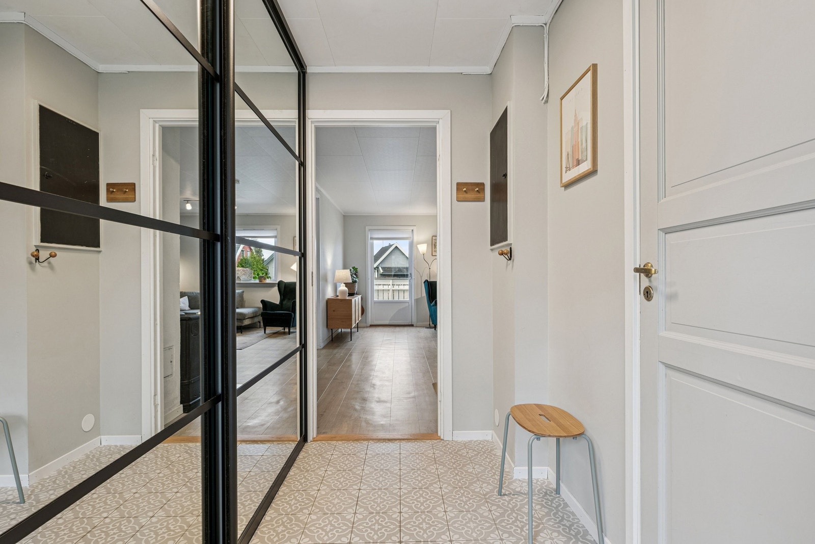 Stor skyvedørsgarderobe rommer hele familiens ytterklær og sko. Galleribilde