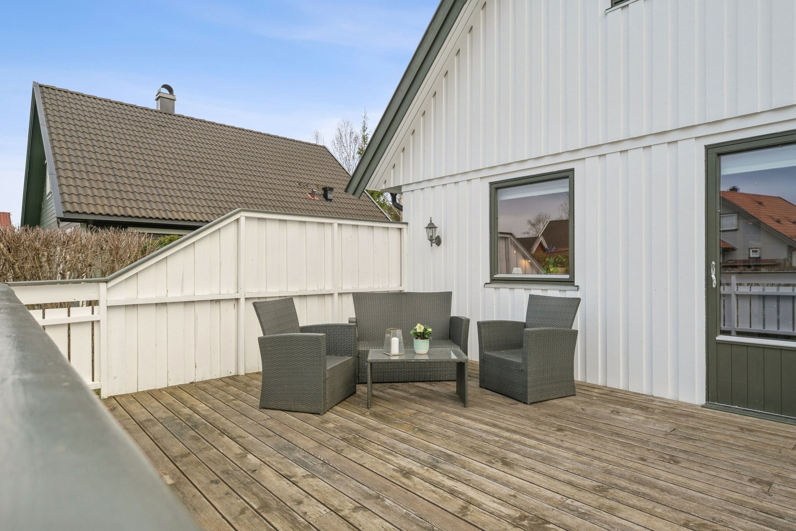 Stor terrasse på ca. 30 kvm, vendt mot hagen og lekeplassen. Galleribilde