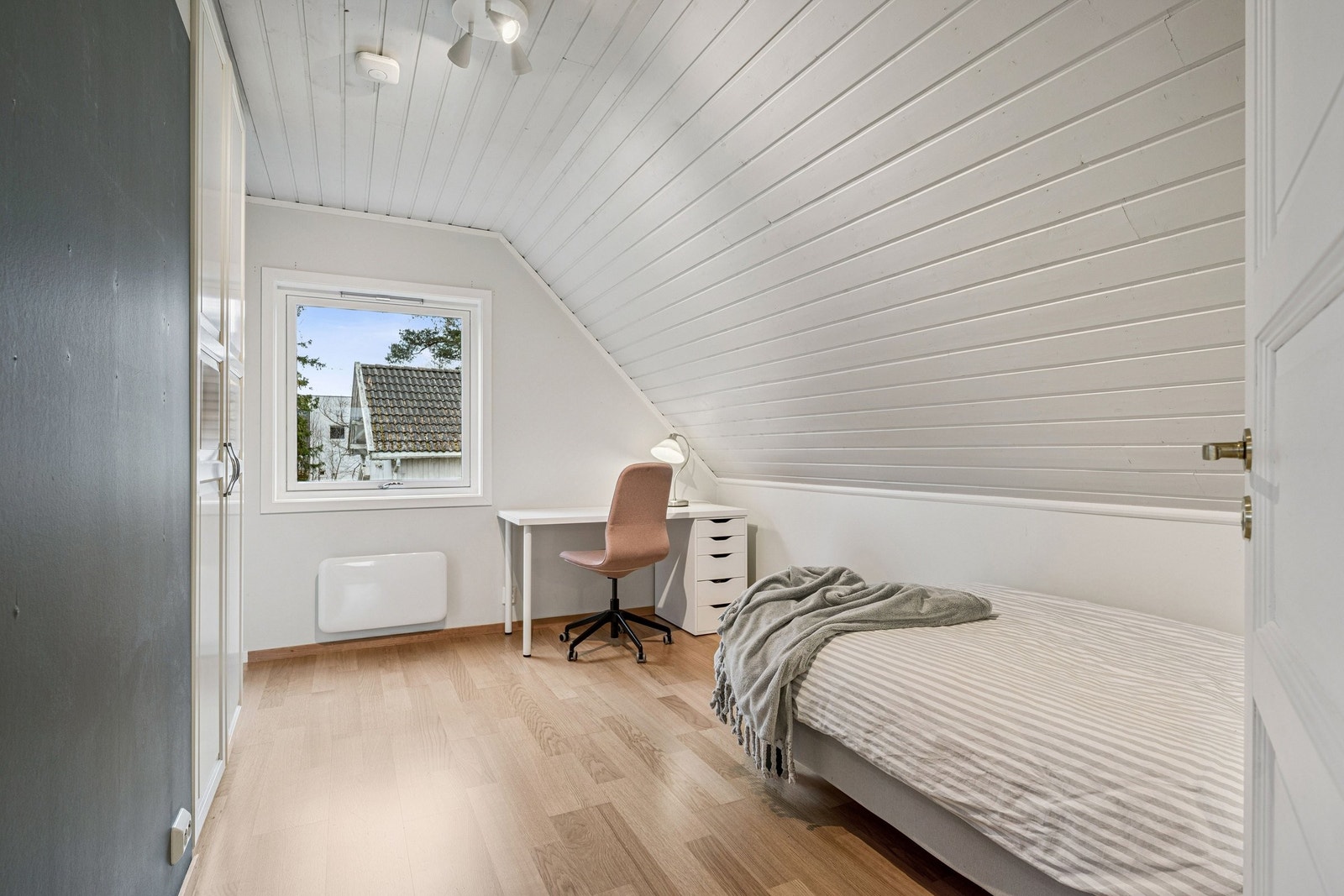 God plass til stor seng og garderobeskap. Galleribilde