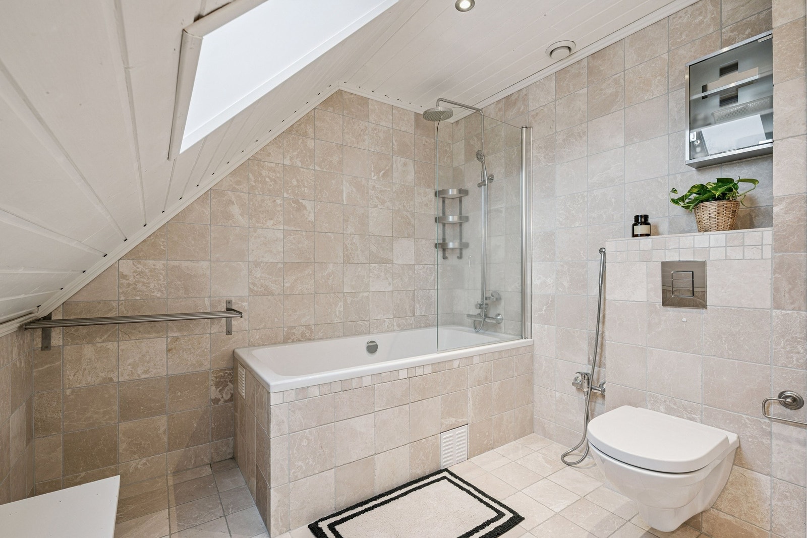 Delikat og lyst, med badekar og dusj. Galleribilde