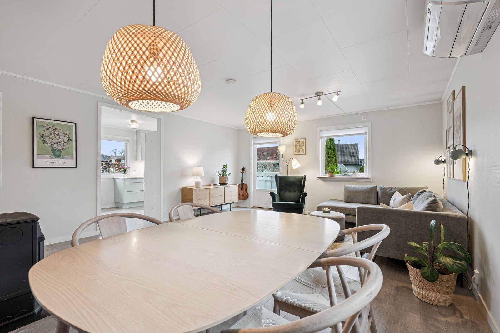 Stuen og spisestuen ligger i halvåpen løsning med kjøkkenet. Galleribilde