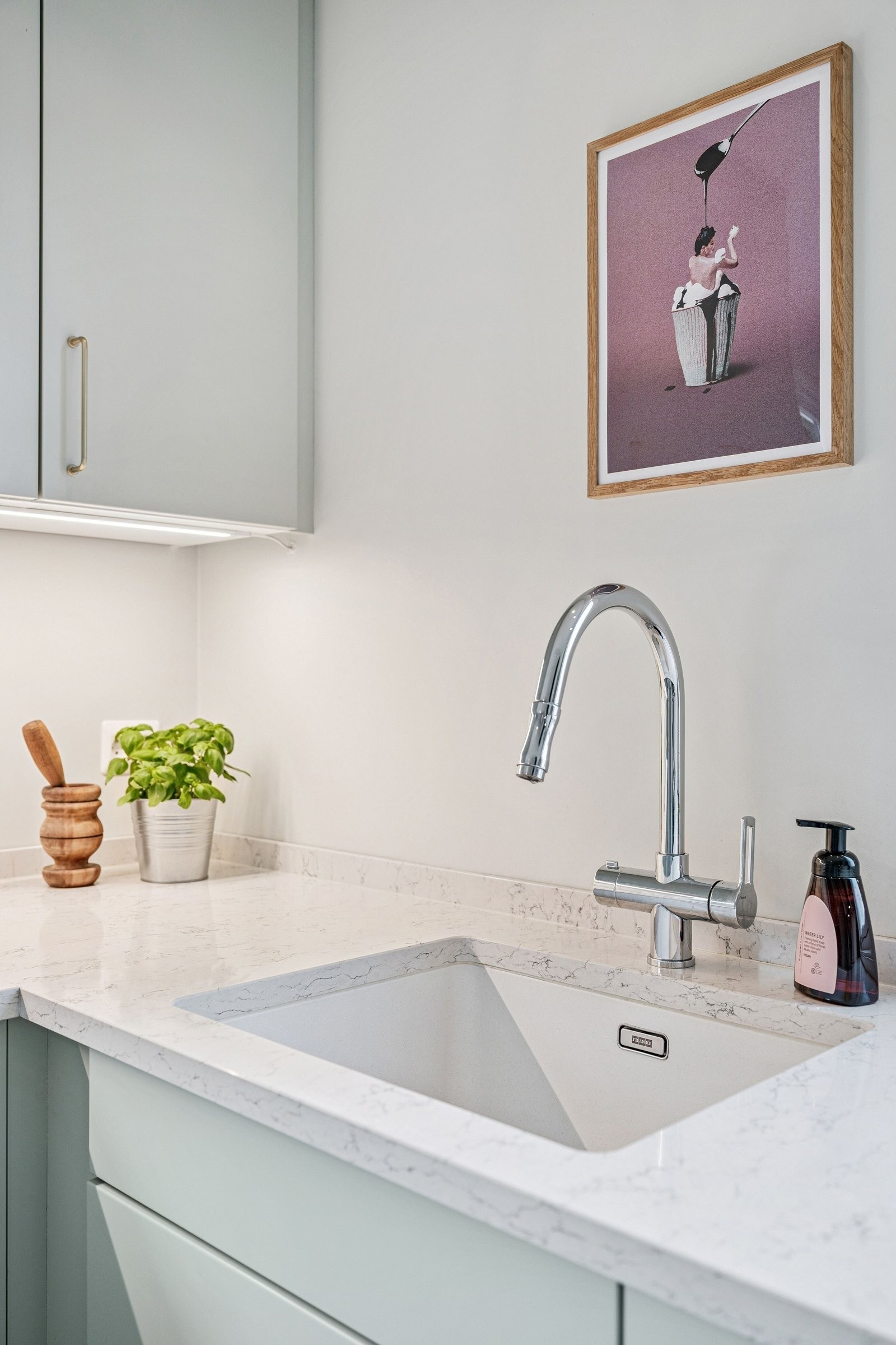 Kjøkkenet gir bra arbeidsflyt og det er god plass i skuffer og skap. Galleribilde