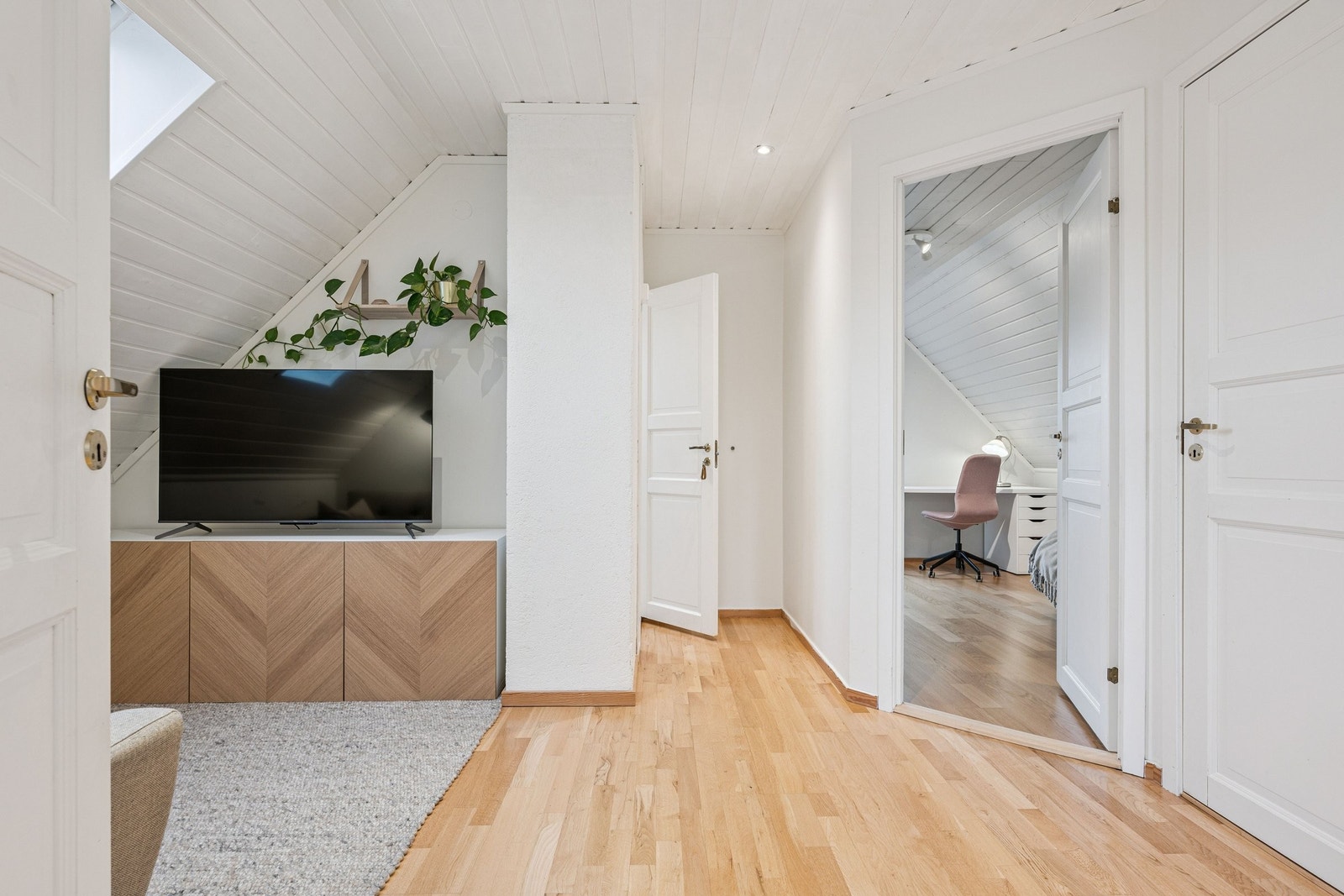 Soverom 2 til høyre, inngang til badet til venstre. Galleribilde