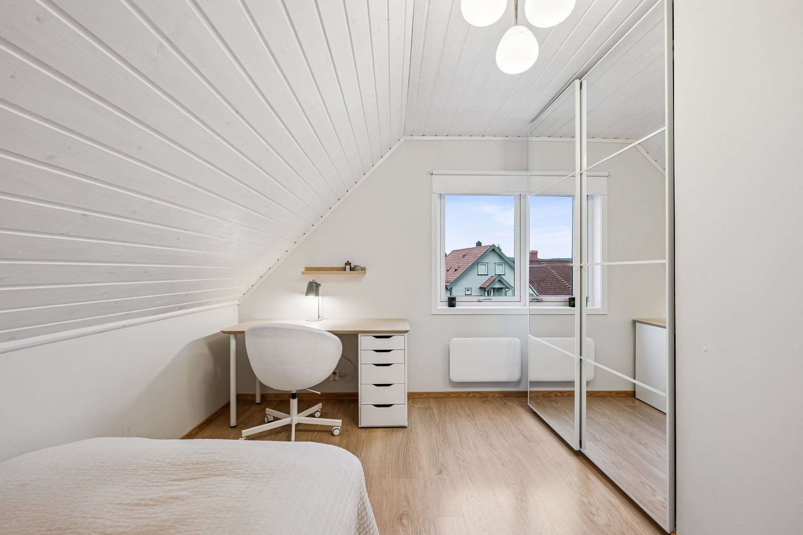 Soverom 3 med stort speilskap. Galleribilde